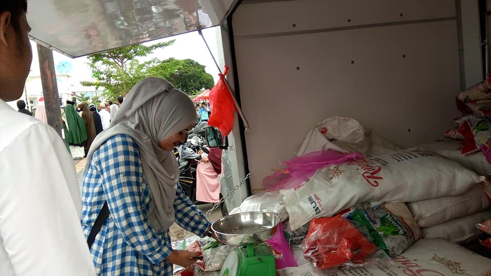 Salah seorang warga membeli sembako murah di Bazar Sembako Ramadhan KNPI Kota Palopo.