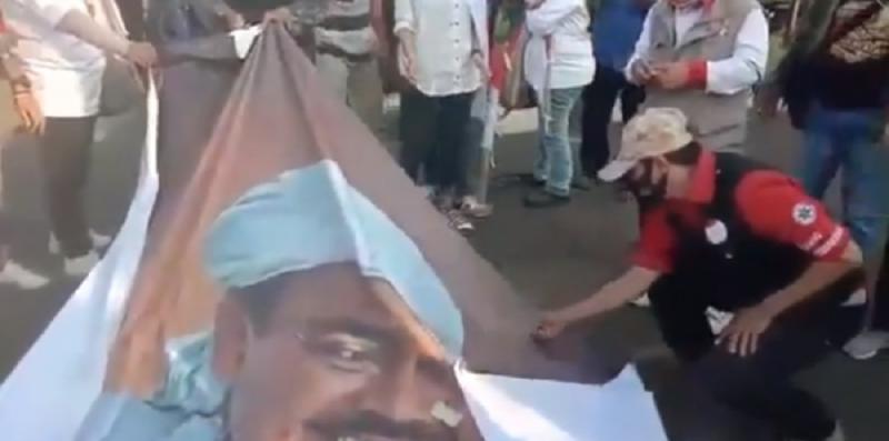 Foto Habib Rizieq dirobek dan dibakar saat sekelompok massa melakukan aksi di depan Gdeung DPR RI, Senin (27/7/2020). ft/net