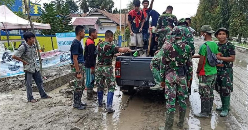 Aparat TNI dan relawan saat melakukan pembersihan di jalur dua samping Bandara Andi Djemma Masamba.