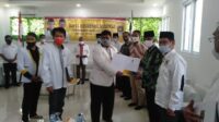 Ketua DPW PKS Sulsel, Surya Darma menyerahkan formulir B1-KWK kepada pasangan AKAS yang diwakili Andi Sukma, di Kantor DPW PKS Sulsel, Makassar, Sabtu (29/8/2020).