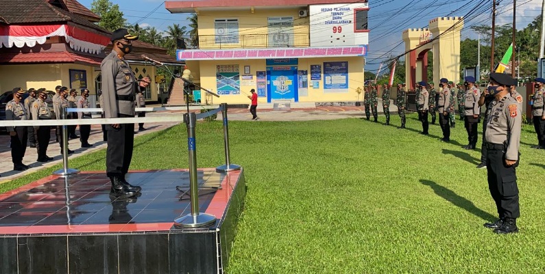 Kapolres Luwu Utara, AKBP Agung Danargito memimpin apel bersama jelang operasi masker di Luwu Utara, Selasa (25/8/2020).