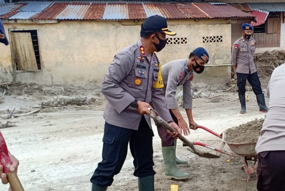 Kapolres Luwu Utara, AKBP Agung Danargito ikut membersihkan rumah warga korban banjir bandang, Jumat (7/8/2020).