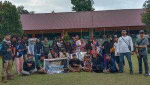 Forum Relawan Makassar di lokasi pengungsian banjir bandang Luwu Utara, Desa Balebo.