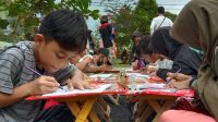 Relawan Makassar mengadakan lomba mewarnai yang melibatkan anak-anak pengungsi banjir bandang Luwu Utara, Minggu (16/8/2020).