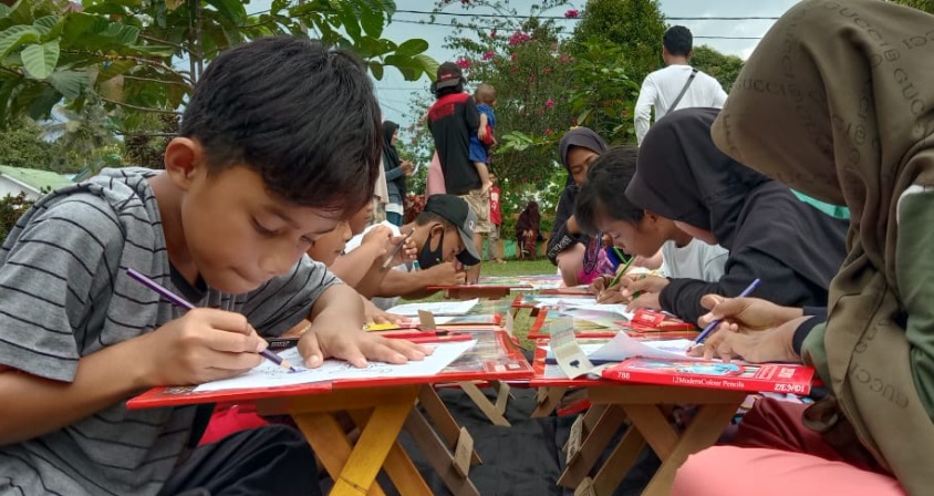 Relawan Makassar mengadakan lomba mewarnai yang melibatkan anak-anak pengungsi banjir bandang Luwu Utara, Minggu (16/8/2020).