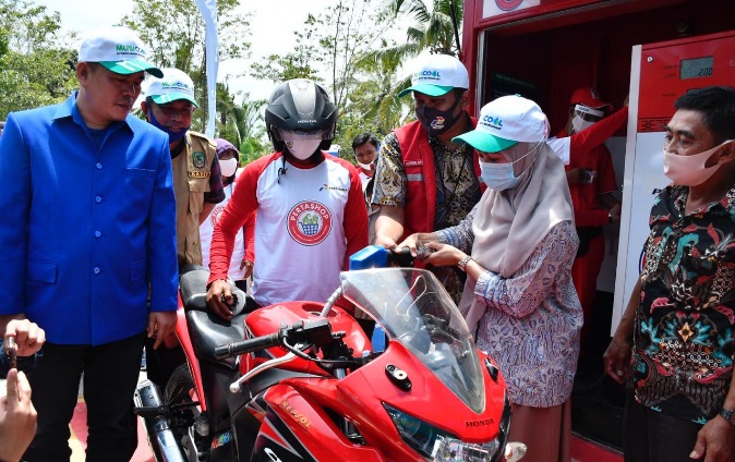 Bupati Luwu Utara, Indah Putri Indriani mengisi bahan bakar pengendara di Pertashop Tarra Tallu, Jumat (21/8/2020).