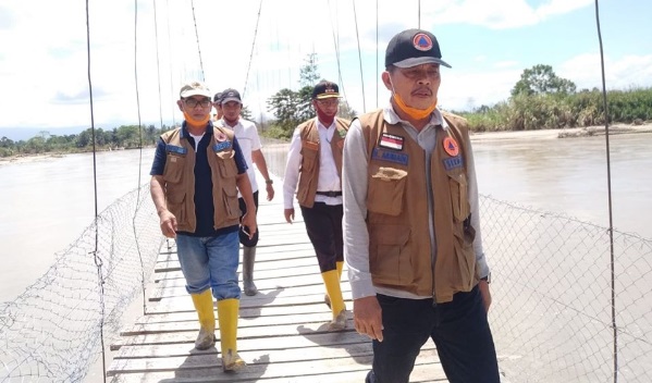 Sekda Luwu Utara, Armiady didampingi Kepala Pelaksana BPBD Luwu Utara, Muslim Muhtar meninjau jembatan gantung Beringin Jaya, Rabu (5/8/2020). ft/humas