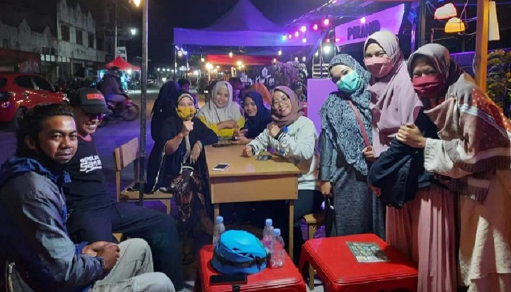 Suasana Sentra Bisnis Masamba di malam hari.