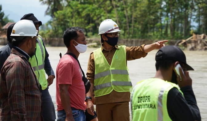 Kadis PUPR Lutra, Suaib Mansur meninjau pertemuan aliran Sungai Masamba dan Kappuna, Selasa (18/8/2020).