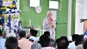 Bupati Luwu Utara, Indah Putri Indriani memberikan sambutan pada perayaan tahun baru Islam 1442 Hijriyah di Masjid Jami Al-Huda Desa Mulyorejo, Sukamaju Selatan, Kamis (20/8/2020).