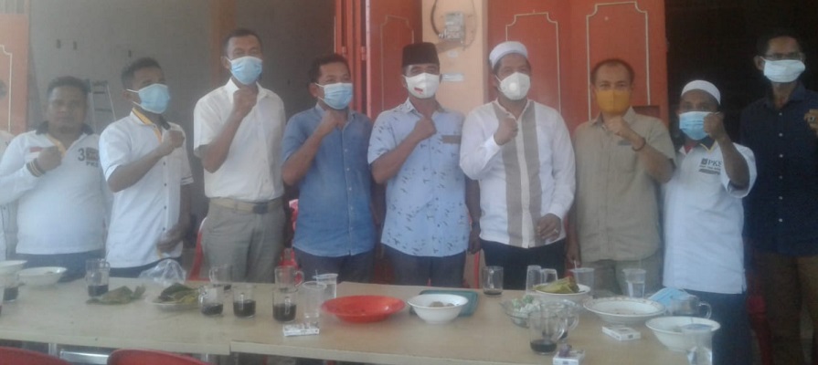 Bakal calon wakil Bupati Luwu Utara, Andi Sukma (tengah), foto bersama tim pemenangan AKAS.