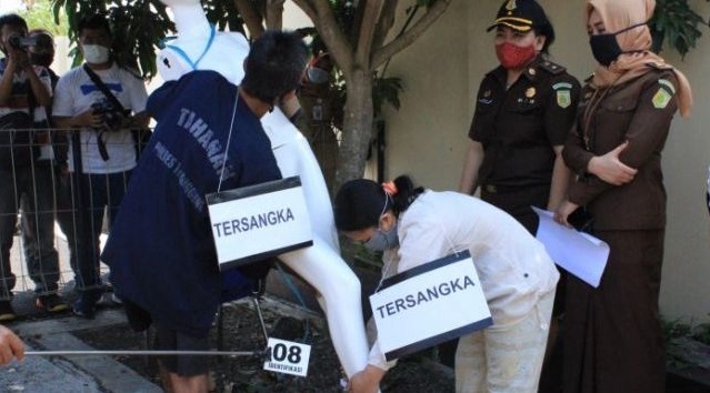 Reka ulang kasus pembunuhan lansia di Temanggung, Jawa Tengah. Pelakunya diduga anak dan menantu korban.