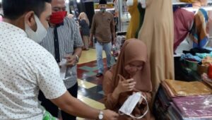 Pusat Penelitian dan Pengabdian Masyarakat, Poltekkes Kemenkes Makassar mendistribusikan 23 ribu masker.