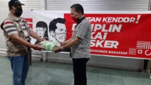 Pusat Penelitian dan Pengabdian Masyarakat, Poltekkes Kemenkes Makassar mendistribusikan 23 ribu masker.