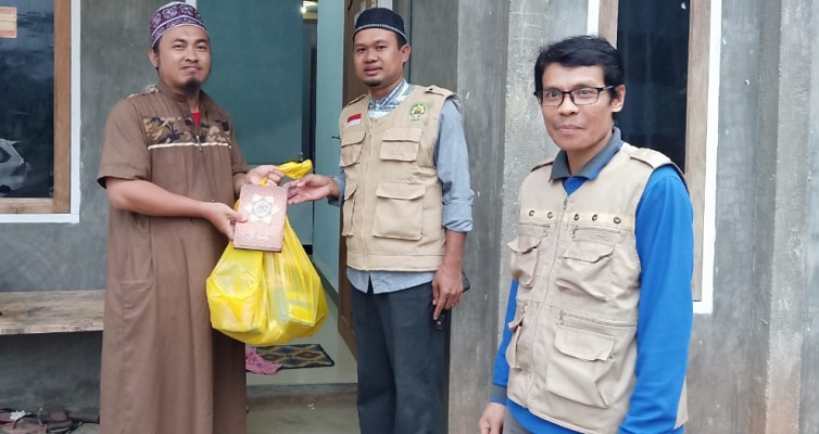 Pemberian bantuan sembako dari Dewan Masjid Indonesia bagi para imam dan marbot masjid yang terkena dampak bencana banjir bandang Luwu Utara. foto:ist
