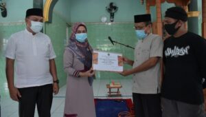 Bupati Luwu Utara, Indah Putri Indriani menyerahkan bantuan Rp100 juta untuk renovasi Masjid Al Hijrah Bonebone, Minggu (13/9/2020).