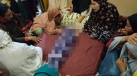 Rumpun keluarga pasangan Ishak dan Suciati hanya bisa meratapi kepergian mendadak Saka Al Ghifari (3) yang meninggal setelah jatuh di selokan di belakang Kantor Pengadilan Belopa, Senin (14/9/2020).