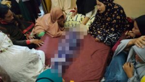 Rumpun keluarga pasangan Ishak dan Suciati hanya bisa meratapi kepergian mendadak Saka Al Ghifari (3) yang meninggal setelah jatuh di selokan di belakang Kantor Pengadilan Belopa, Senin (14/9/2020).