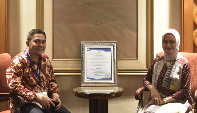 Foto semasa hidup Camat Sukamaju Selatan, Anjas Rusli, bersama Bupati Luwu Utara, Indah Putri Indriani.