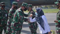 Bupati Luwu Utara, Indah Putri Indriani menyambut kedatangan rombongan perwira tinggi TNI ke lokasi bencana banjir bandang, Rabu (16/9/2020). ft/humas