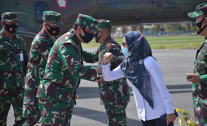 Bupati Luwu Utara, Indah Putri Indriani menyambut kedatangan rombongan perwira tinggi TNI ke lokasi bencana banjir bandang, Rabu (16/9/2020). ft/humas