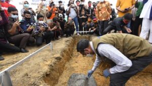 Gubernur Sulsel, Nurdin Abdullah meletakkan batu pertama pembangunan huntap korban banjir bandang di dusun Panampung desa Radda, Baebunta, Kamis (17/9/2020).