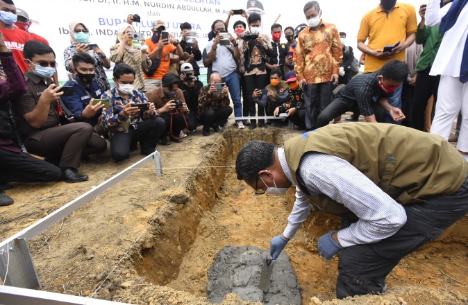 Gubernur Sulsel, Nurdin Abdullah meletakkan batu pertama pembangunan huntap korban banjir bandang di dusun Panampung desa Radda, Baebunta, Kamis (17/9/2020).
