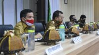 Pjs Bupati Luwu Utara, Iqbal Suhaeb memimpin rapat di hari pertamanya bertugas di Luwu Utara, Senin (28/9/2020). foto:humas