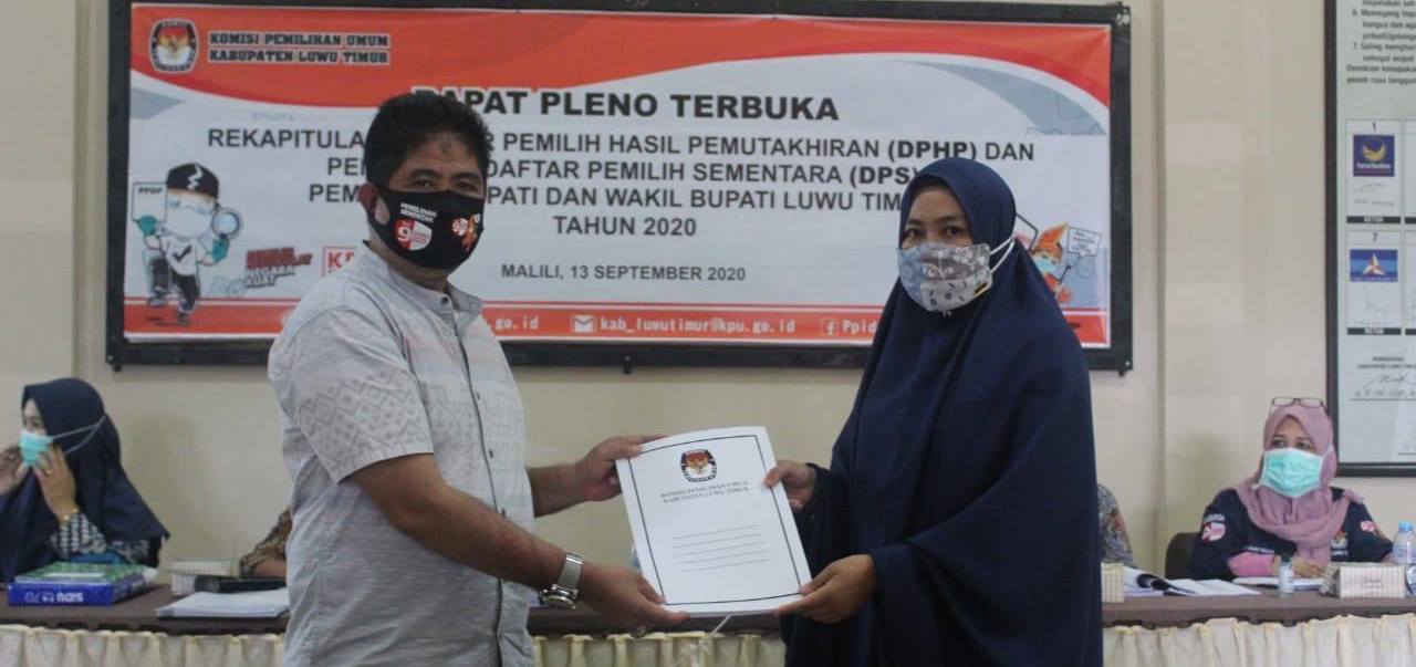 Penyerahan berita acara Rapat Pleno Terbuka Rekapitulasi DPHP dan Penetapan Daftar Pemilih Sementara (DPS) pada Pemilihan Bupati dan Wakil Bupati Kabupaten Luwu Timur Tahun 2020.