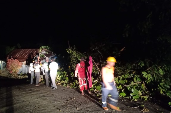 Pohon tumbang menimpa rumah warga di Latuppa, Palopo, Rabu (23/9/2020) malam tadi.