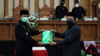 Penyerahan rancangan KUA PPAS perubahan 2020 dan laporan hasil pembahasan rancangan KUA PPAS tahun 2021 di ruang sidang paripurna kantor DPRD Luwu, Selasa (22/9/2020).