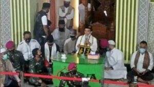 Sejumlah aparat TNI mengawal Ustaz Abdul Somad saat ceramah di Lampung, Jumat (25/9/2020). ft/IG @Infokomando