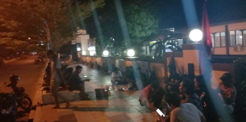 Pengunjuk rasa bentrok Mancani masih bertahan di depan Mapolres Palopo hingga Jumat (23/10/2020) malam.Pengunjuk rasa bentrok Mancani masih bertahan di depan Mapolres Palopo hingga Jumat (23/10/2020) malam.