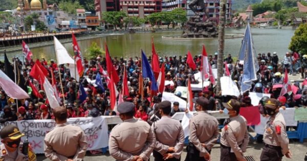 Demo penolakan UU Cipta Kerja di DPRD Tana Toraja, Senin (11/10/2020) brlangsung damai. foto: humas polres tana toraja