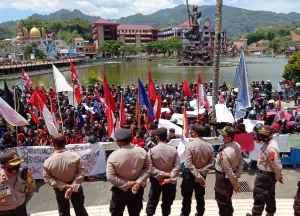 Demo penolakan UU Cipta Kerja di DPRD Tana Toraja, Senin (11/10/2020) brlangsung damai. foto: humas polres tana toraja