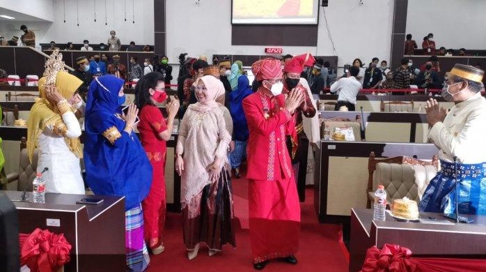 Gubernur Sulawesi Selatan, Nurdin Abdullah memakai pakaian adat dari Toraja dalam peringatan HUT ke-351 Sulsel, Senin (19/10/2020). ft/tribunnews