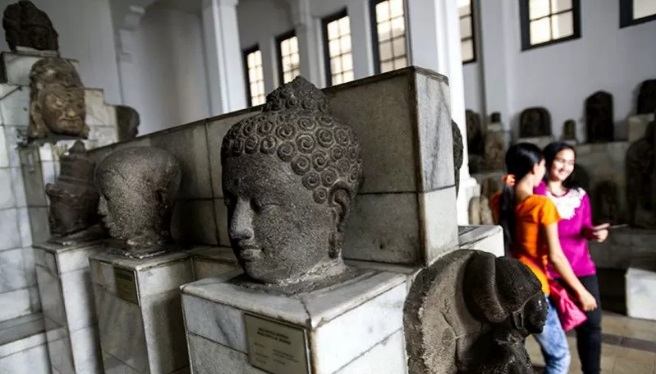 Ilustrasi - Seorang pengunjung beraktivitas saat mengunjungi Gedung Arca Museum Nasional, Jakarta. foto:antara