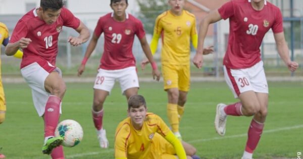 Aksi penyerang Timnas Indonesia, U-19, Jack Brown (10) saat menghadapi Makedonia Utara U-19, Minggu (11/10/2020). foto:pssi