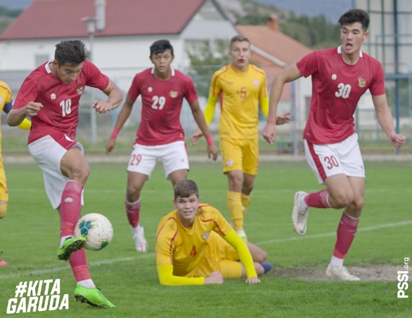 Aksi penyerang Timnas Indonesia, U-19, Jack Brown (10) saat menghadapi Makedonia Utara U-19, Minggu (11/10/2020). foto:pssi