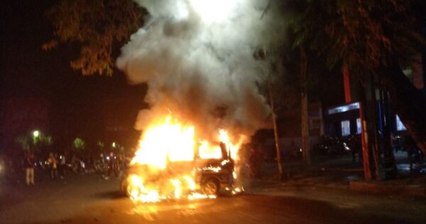 Mobil ambulans berlogo Partai Nasdem di Makassar dibakar demonstran. Kantor Nasdem juga dirusak. foto: pojoksulsel