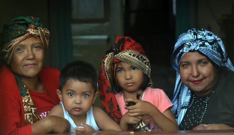 Keluarga dengan sindrom Waardenburg, Tuti Fariani (kiri), Muthia Eriani (kanan), Amira (kedua kanan), dan Gibran (kedua kiri), berada di rumahnya, di Jorong Galanggang Tangah, Nagari Sungayang, Kabupaten Tanah Datar, Sumatera Barat, Rabu (7/10/2020). foto:antara