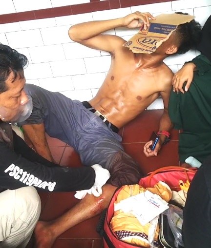 Imanuel, salah seorang pendemo Omnibus Law di DPRD Palopo mendapat penanganan medis darurat di TKP setelah diduga mengalami luka tembak petugas, Kamis (8/10/2020).