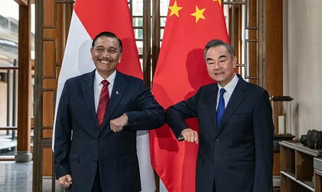 Menko Kemaritiman dan Investasi Luhut Binsar Pandjaitan dan Menlu China Wang Yi. ft/antara