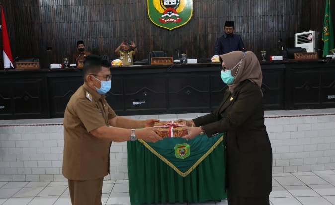 Walikota Palopo Judas Amir menyerahkan rancangan awal perubahan RPJMD kepada Ketua DPRD Kota Palopo Nurhaeni di Ruang Rapat Paripurna, Selasa (27/10/2020). foto:humaspemkotpalopo