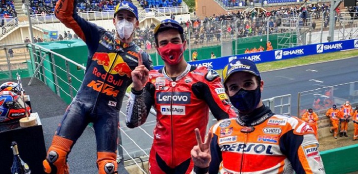 Para pebalap yang naik podium MotoGP Prancis di Sirkuit Le Mans, Minggu (11/10/2020) malam WIB. (Dari belakang) Pol Espargaro (Red Bull KTM/ juara 3), Danilo Petrucci (Ducati Team/juara 1) dan Alex Marquez (Repsol Honda/Juara 2). ft/motogp