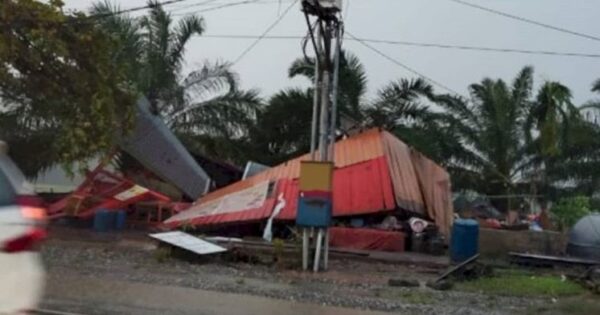 Angin puting beliung menerjang rumah warga di Desa Panca Karsa, Kec Mangkutana, Luwu Timur, Kamis (29/10/2020) petang. ft/IG Lutim Info