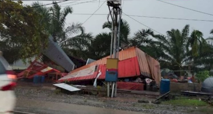 Angin puting beliung menerjang rumah warga di Desa Panca Karsa, Kec Mangkutana, Luwu Timur, Kamis (29/10/2020) petang. ft/IG Lutim Info