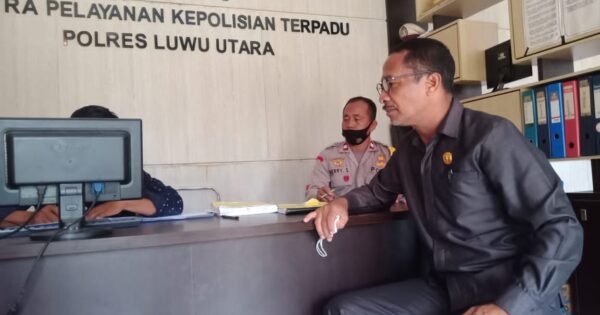 Legislator DPRD Luwu Utara melapor ke Polres Luwu Utara terkait dugaan penghinaan yang dilakukan calon wakil Bupati Lutra, Rahmat Laguni, Senin (30/11/2020).