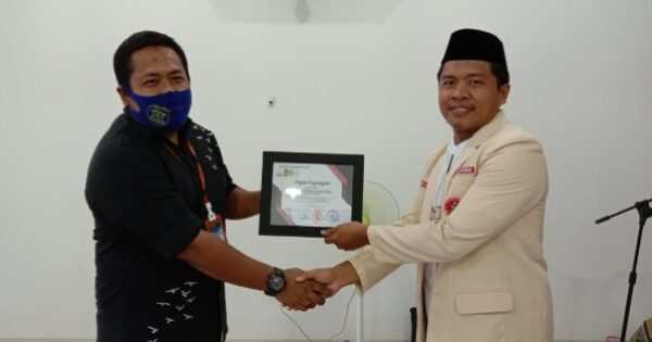 Penyerahan piagam kepada pemateri Arisan Pemikiran yang diadakan Angkatan Muda Muhammadiyah Kota Palopo, Rabu (18/11/2020).