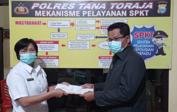 Bawaslu Tator menyerahkan berkas oknum ASN yang diduga tak netral di Pilkada 2020 ke Polres Tator, Rabu (18/11/2020) malam. ft/humaspolrestanatoraja